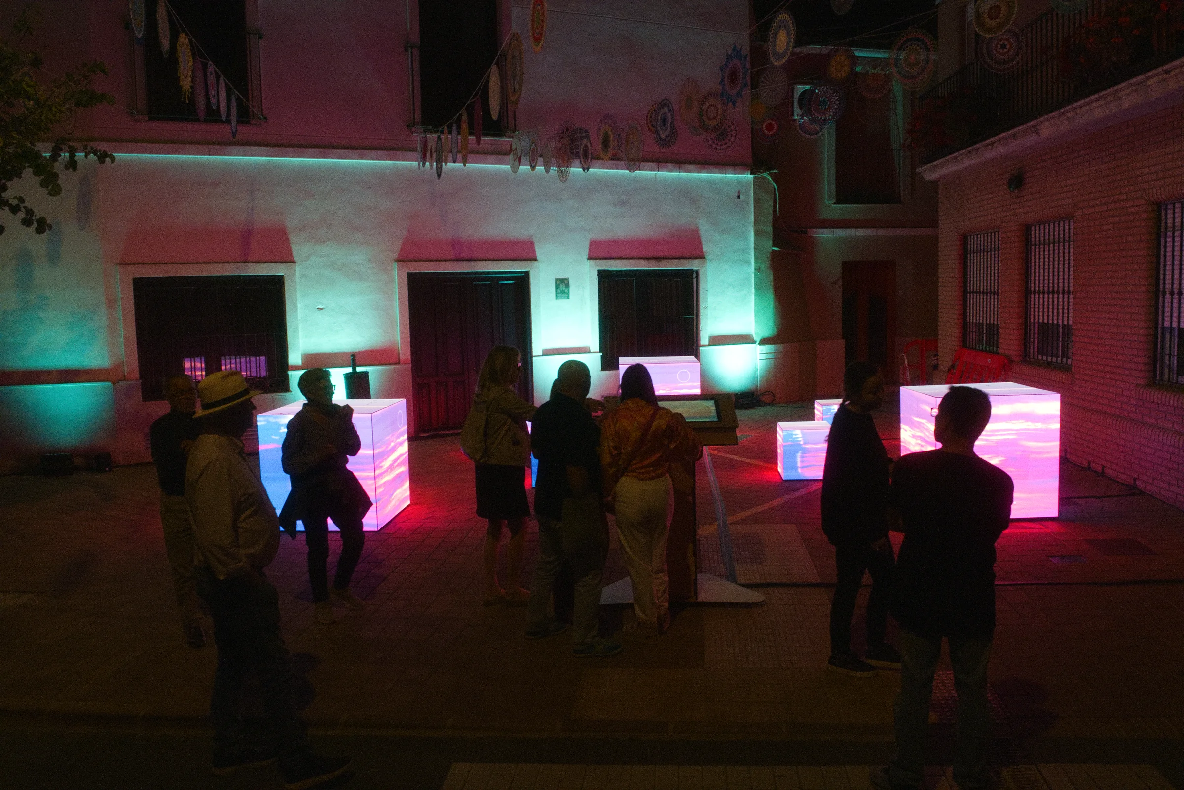 SMART LIGHT CUBES: night installation in an urban setting
